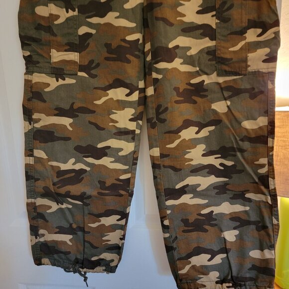 Levis 94 Baggy Camo Cargo Pants Size 27 x 30 or 28 x 30 NWTs - Picture 5 of 10